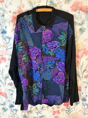 Vintage Vibrant Floral Button-Up Blouse in Purple & Blue